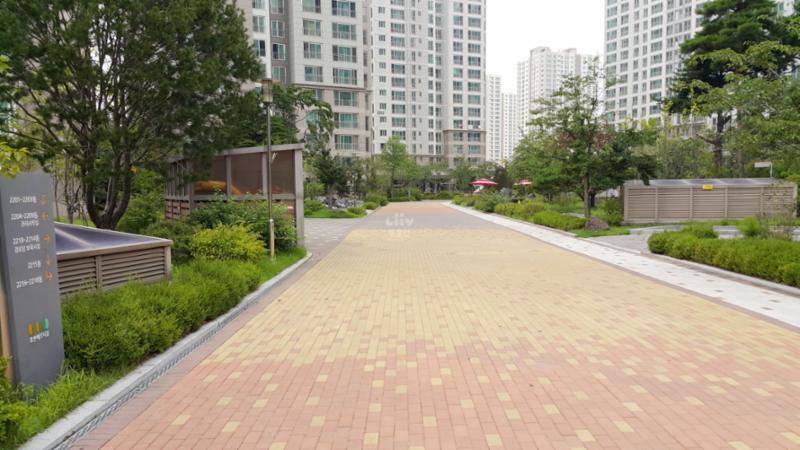 단지 내 보행로 모습이에요