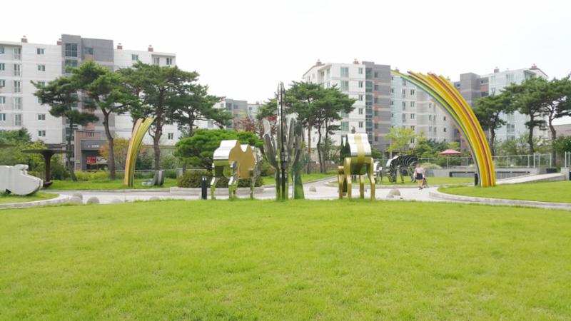 자연 친화적인 공간으로 꾸며진 단지 내 공원이에요
