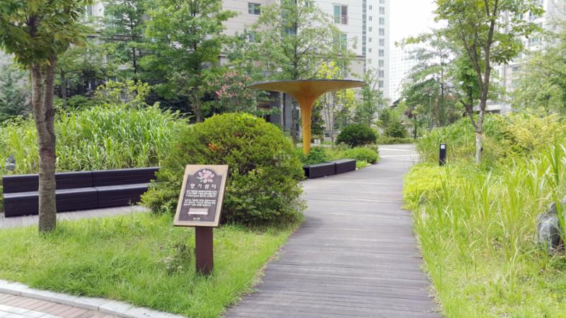 단지 주변과 연결된 산책로에요