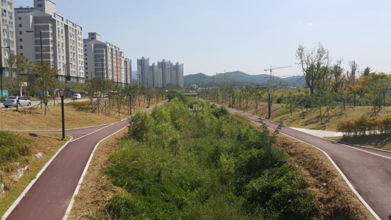 탁트인 창릉천이 단지 바로 앞에 위치하며, 자전거 도로와 산책로가 있어 가족이 함께 여가시간을 보내기 좋습니다