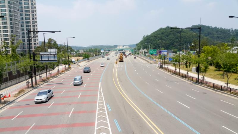 차량 6분 거리에 위치한 통일로입니다