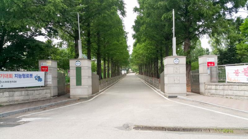 도보 14분 거리에 있는 고양고등학교 입니다