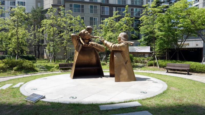 단지 내에 있는 조형물이에요