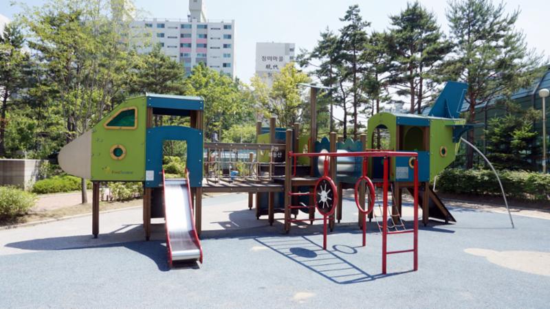 밝은 분위기로 꾸며진 단지 내 놀이터에요