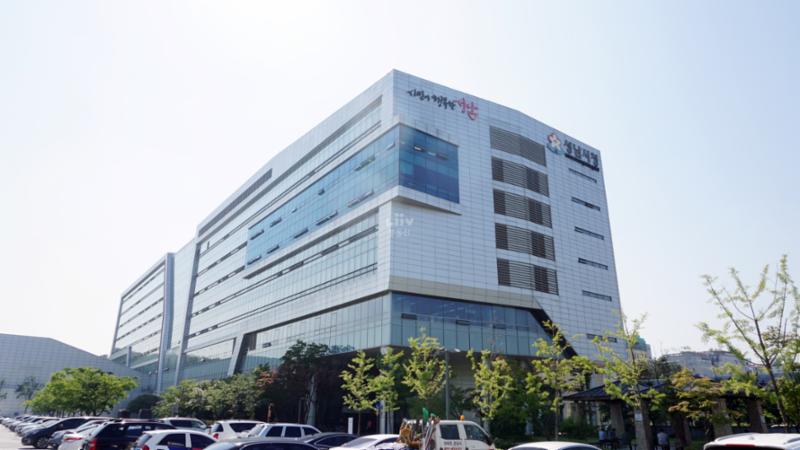 단지 내 관할에 속하는 성남시청으로써 각종 서류발급, 민원을 보다 편안하게 처리 할 수 있는 공공기관으로 보다 편리하게 이용이 가능할 것 같습니다