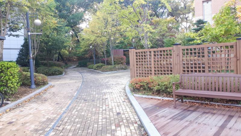 동편마을3단지의 아름다운 조경을 느낄 수 있는 산책로가 위치해 있어요