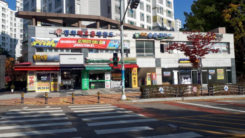 정문 주변으로 상가가 조성되어 있으며, 다양한 업종의 상가들이 입점해 입주민들이 멀리 가지 않아도 편리하게 이용할 수 있도록 신경 쓴 모습이에요