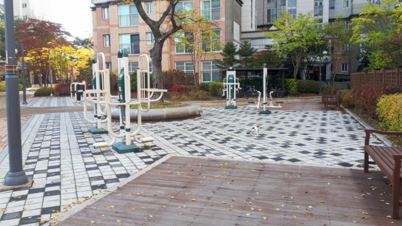 체력단련이 가능한 다양한 운동기구가 설치된 단지 내 운동시설이에요