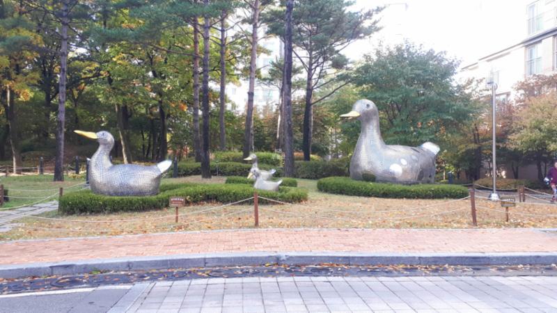 단지 내 설치되어 있는 조형물이에요