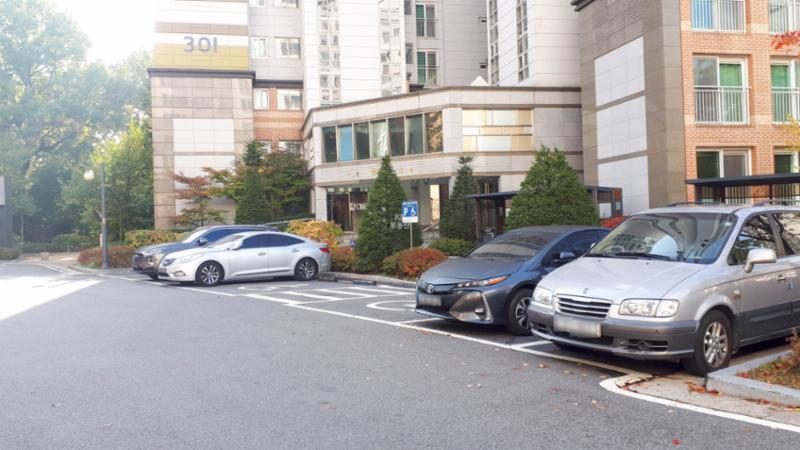 단지 내 지상주차장 모습이에요
