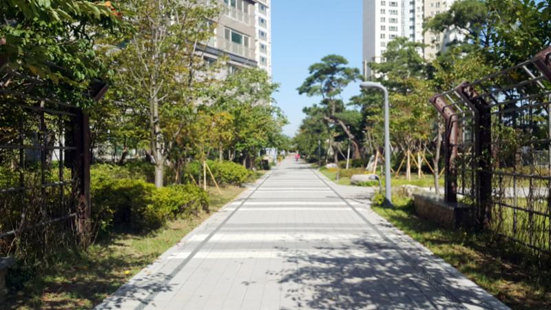 단지 지상에 차가 없는 단지로 입주민들이 안전화게 통행할 수 있으며, 산책로 중간중간에 입주민 쉼터가 위치해 입주민 단지생활에 신경 쓴 모습이에요