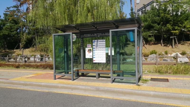 단지 바로 앞에 있는 버스정류장입니다