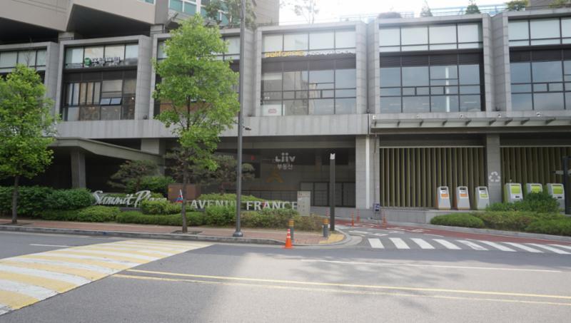 도로를 중심으로 정문이 우측에 위치해 있으며, 주변에는 상가들이 밀집해 있어요
