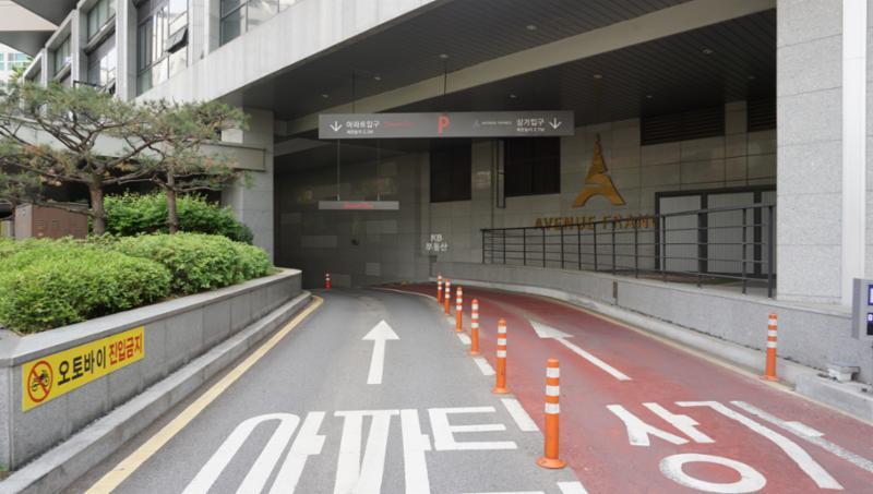 지하 주차장으로 바로 들어갈 수 있는 단지입구이에요