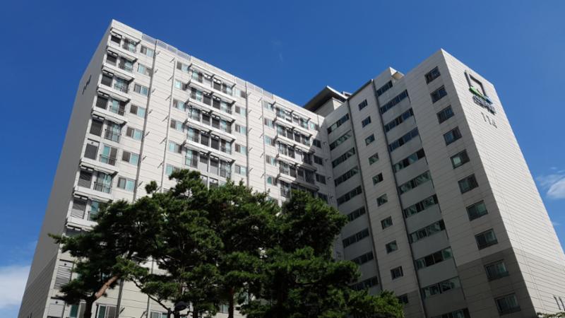 신축 단지답게 세련된 단지 외관 디자인이 돋보이며 깨끗한 외관 상태를 보여주고 있어요