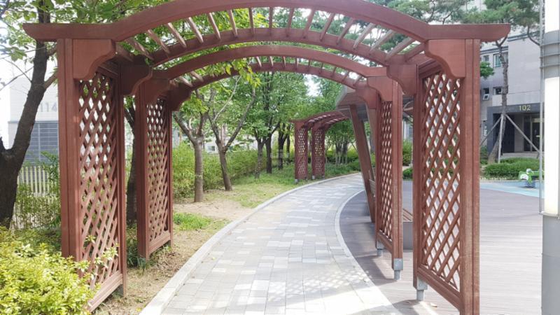 울창한 가로수 조경이 돋보이는 단지전경이에요