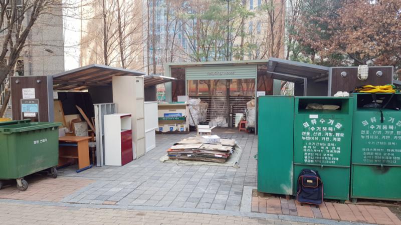 단지 내 분리수거장이에요