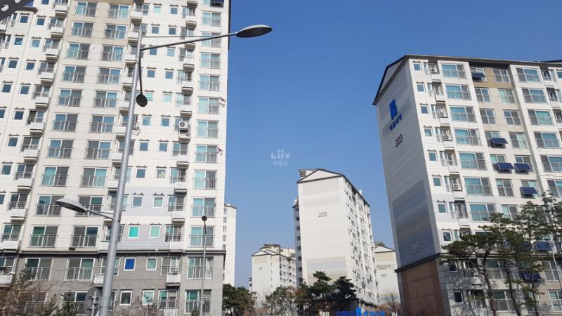 단지만의 특별한 외관 디자인으로 품격있고 고급스러움이 느껴지는 단지 모습이에요