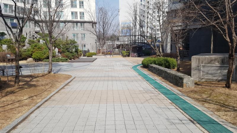보도블록으로 깔끔하게 마감된 평지로 된 보행로이구요