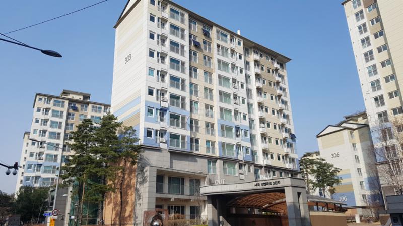 고급스러운 디자인과 차별화된 분위기로 단지의 품격을 한층 더 높이는 세곡리엔파크3단지 전경 모습이에요