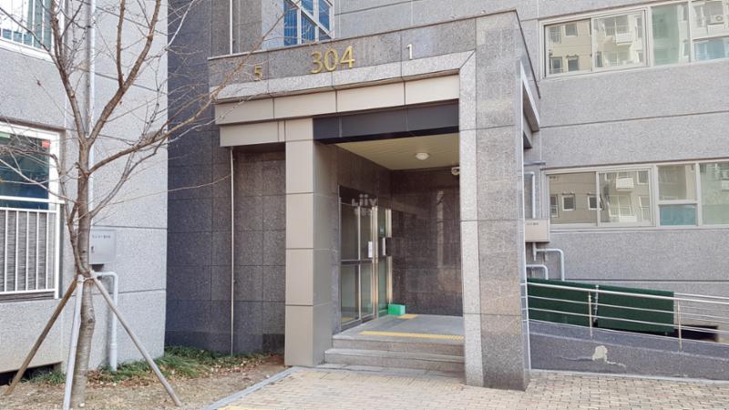 고급스러운 디자인의 공용현관 입구이에요