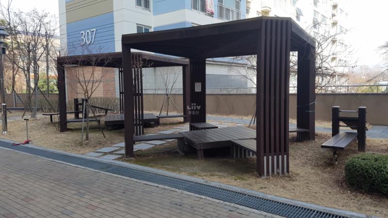 단지 내부에 위치한 쉼터모습이구요