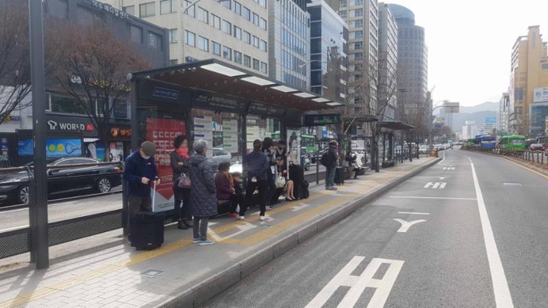 동작대로 중앙버스차로에 있는 버스정류장 입니다