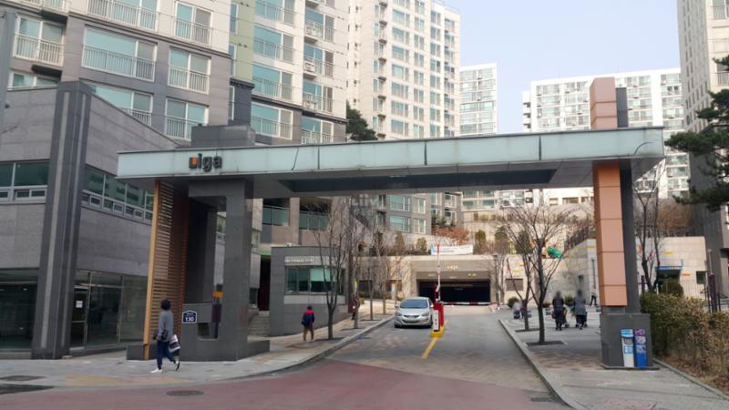 멋스러운 문주가 돋보이는 단지 정문이에요