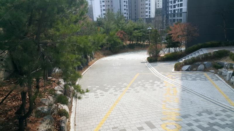 단지 내 보행로 모습이에요