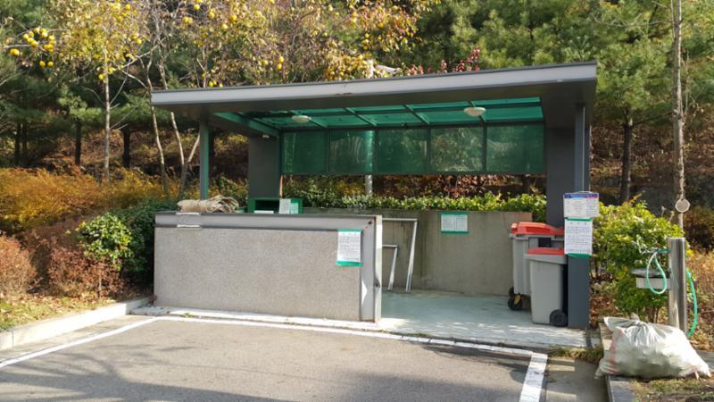 단지 내 분리수거장 입니다