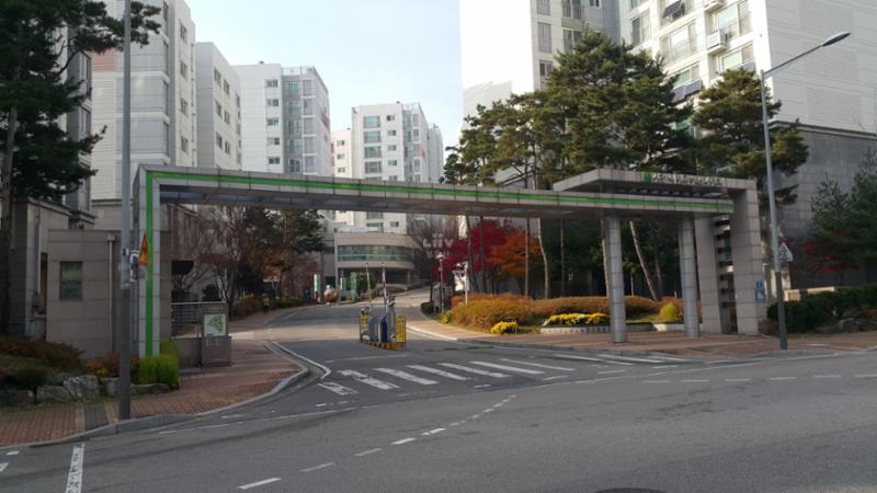 신정이펜하우스4단지 정문 입니다