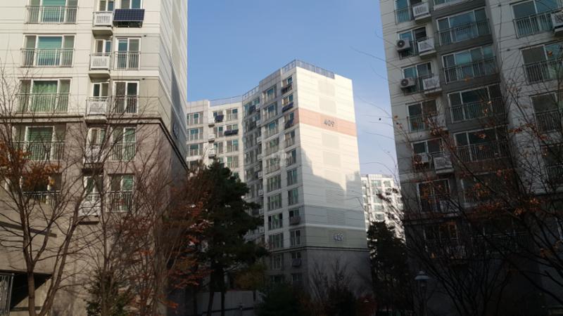 심플한 외관 디자인으로 품격있고 고급스러움이 느껴지는 단지 모습 입니다