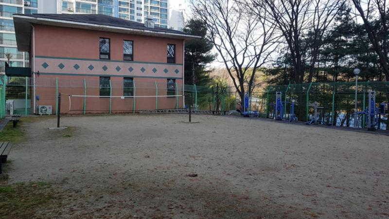 라인이 그려진 단지내 운동 공간 입니다