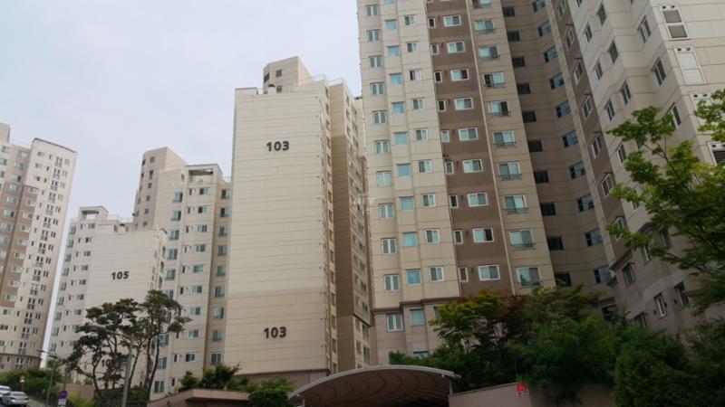 불광롯데캐슬 아파트 단지 전경 모습이에요