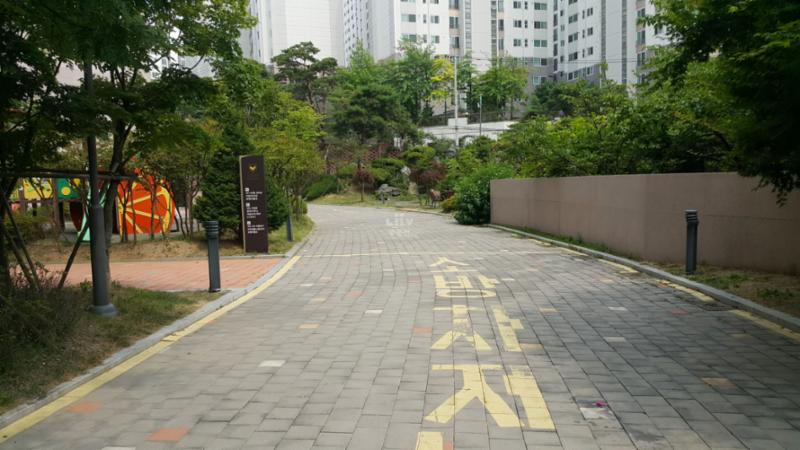 차선 없는 단지 내 도로에요