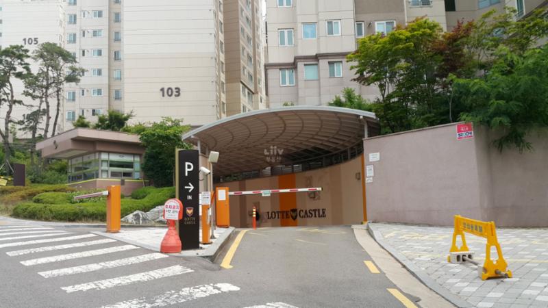 지하로 내려가는 주차장출입구이에요