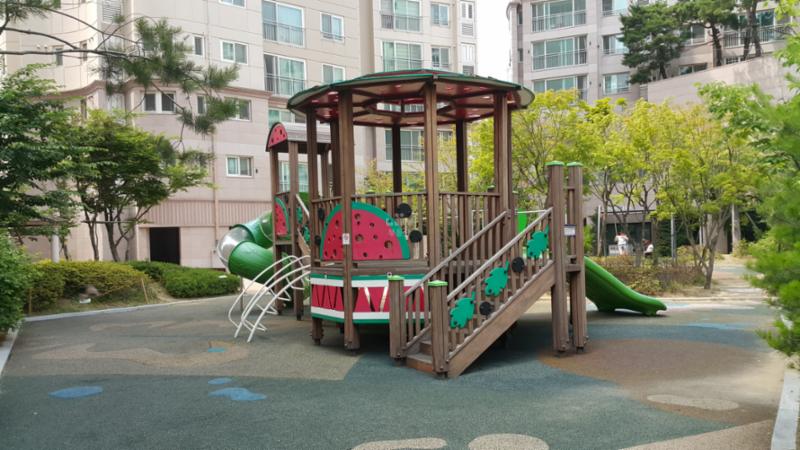 아이들이 뛰어놀 수 있는 놀이터이에요