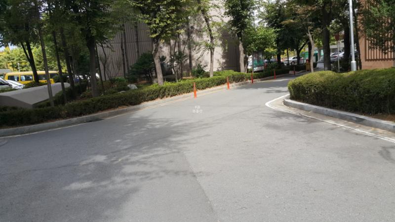 차로와 보행로가 나누어져 있어 도로이용에는 불편이 없어요