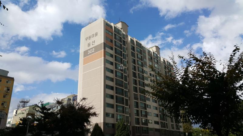 1994년 5월에 입주한 단지인 만큼 부분적으로 연식이 느껴지지만 전체적으로 양호하게 관리된 단지 외관이에요