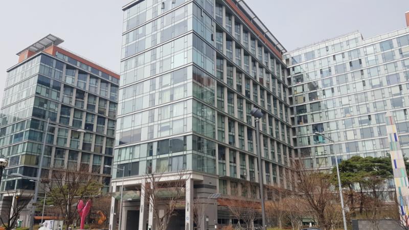 커튼월로 마감하여 세련된 단지 외관을 갖춘 송파한화오벨리스크 단지 전경이에요