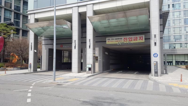 입출입 통로가 각각 구분되어 있는 지하주차장이에요