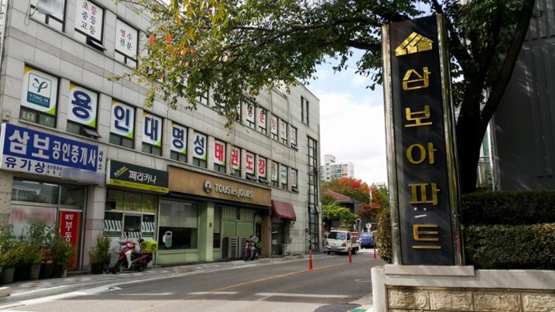 정문 출입구 주변의 모습이에요