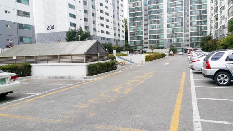 무원2단지삼보아파트는 단지내 도로가 넓어 도로이용에 불편이 없어요