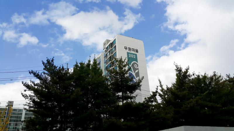1994년 11월에 입주한 단지인 만큼 부분적으로 연식이 느껴지지만 전체적으로 양호하게 관리된 단지 외관이에요