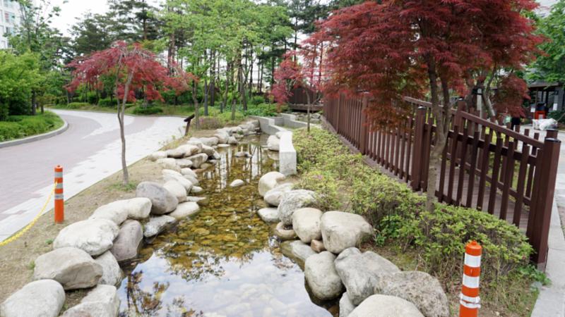 단지 내 보행로 및 산책로예요