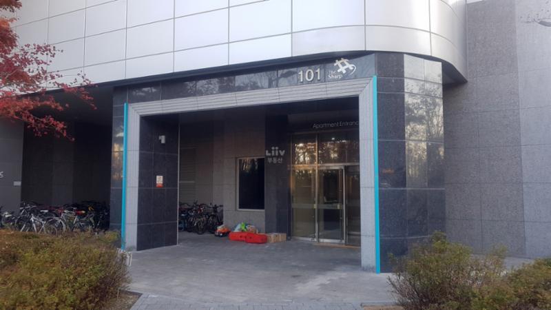서울숲더샵아파트 101동 공동현관이에요