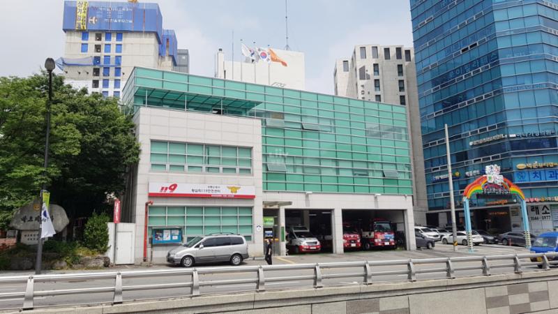 단지 주변에 소방서가 가까이에 위치해 있어 화재발생 시 좀 더 안전하고 빠른 대처가 가능하기 때문에 큰 사고를 줄일 수 있습니다