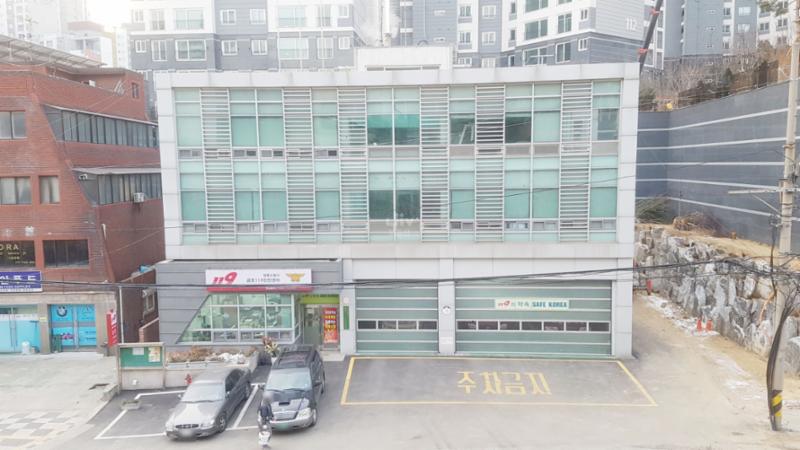 단지 주변에 소방서가 가까이에 위치해 있어 화재발생 시 좀 더 안전하고 빠른 대처가 가능하기 때문에 큰 사고를 줄일 수 있습니다