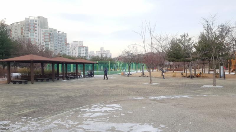 단지 인근에 위치한 응봉공원입니다