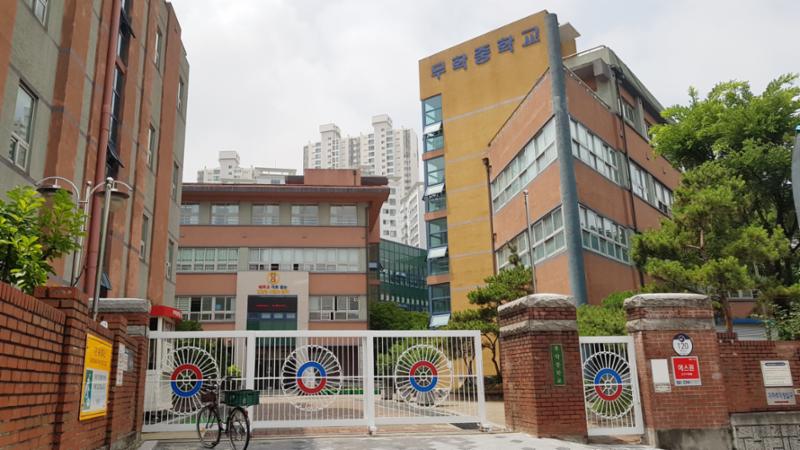 단지 주변에 학교가 위치하여 있습니다